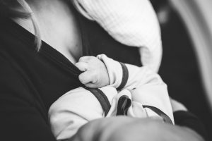 Karmienie piersią – jak rozpoznać, że dziecko jest głodne?